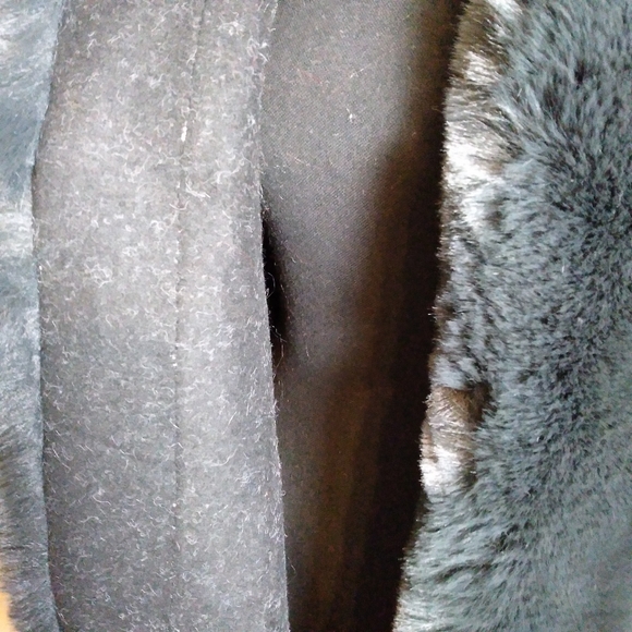 Women's Grey Faux Fur Trimmed Hooded Poncho Cape- OS NWT - Picture 7 of 9